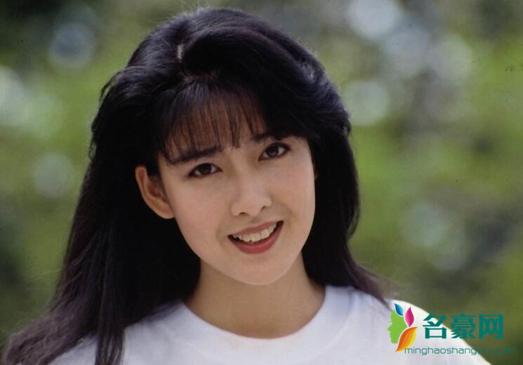 周慧敏一直以来保持着少女般的模样,如今她已经有53岁了,但是在她身上