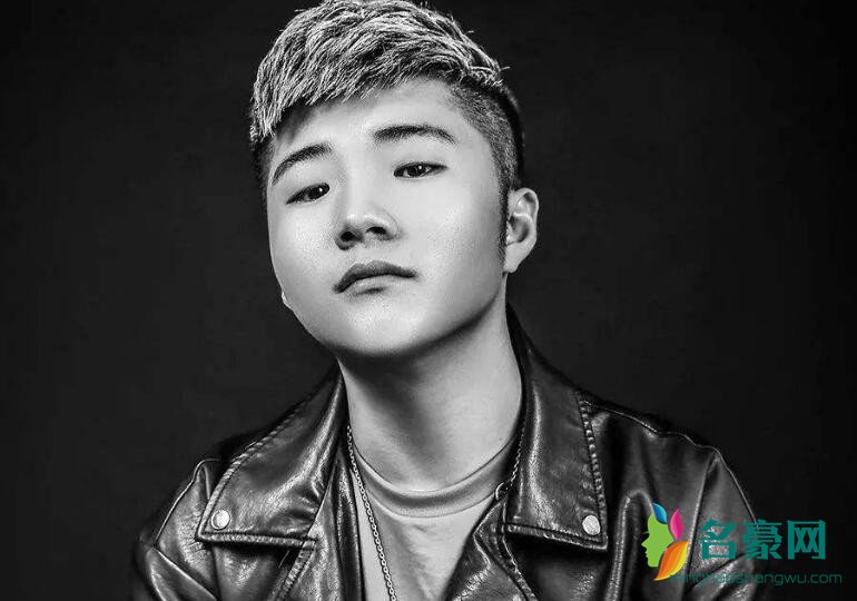 如今白小白在网络上发展得红红火火,因为《最美情侣》歌曲爆红了以后