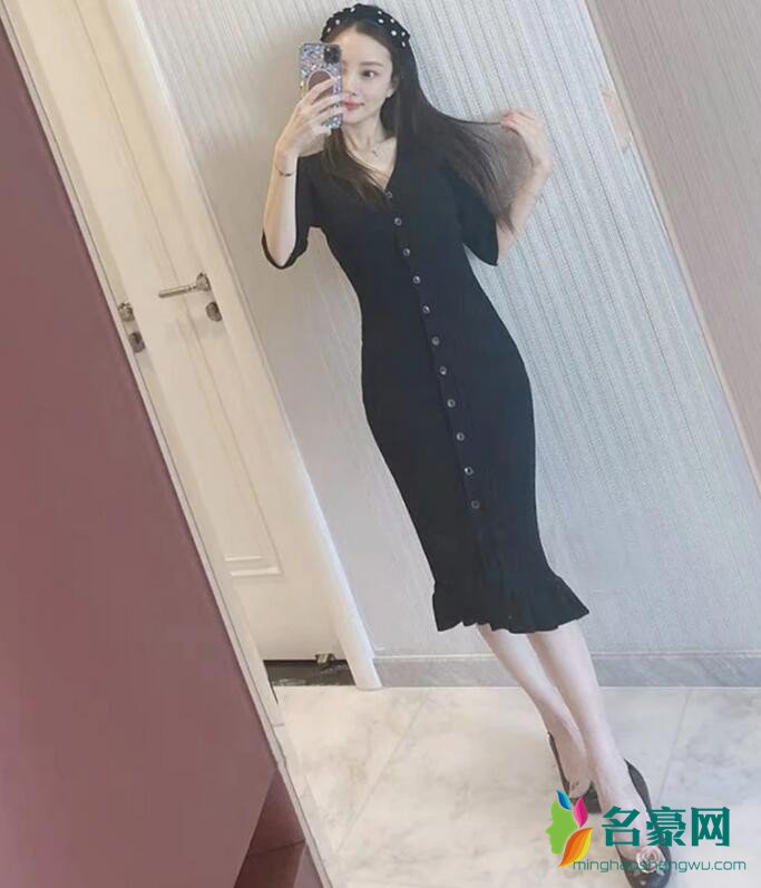 照大秀身材,照片中,李小璐身材一袭紧身连衣裙,对镜拍摄各种拍照姿势