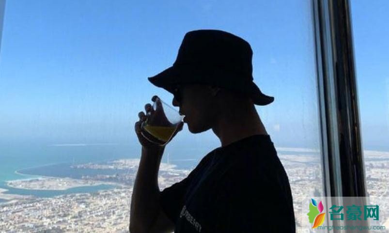 杨洋上演帅气侧颜杀 网友调侃称:和渔夫帽锁了
