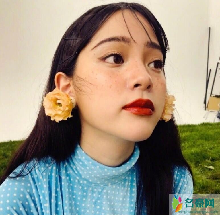 欧阳娜娜雀斑妆 复古感十足秒变轻熟少女