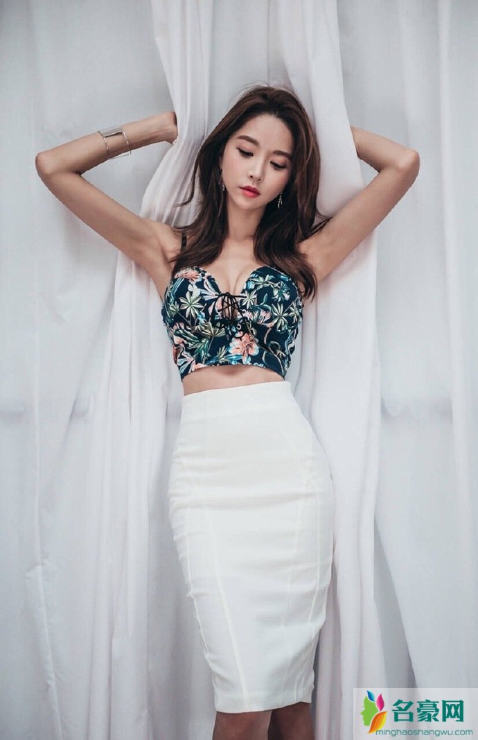 韩国美女网红朴秀然时尚性感写真
