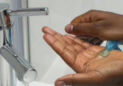 怎样清洗粘在手上的玻璃胶 你有哪些好的方法