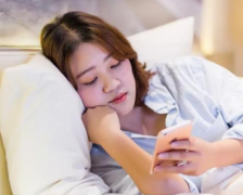 晚上躺着玩手机的危害 手机放在枕头旁边要注意什