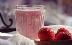 草莓奶昔的美味做法 夏季清爽饮品就选草莓奶昔