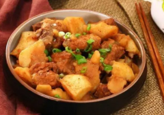 土豆炖排骨好吃的做法 排骨炖土豆的美味做法