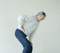 老年人为什么会腰痛 如何治疗老人腰痛