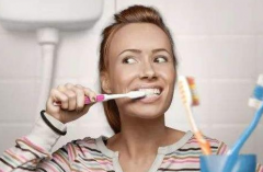 牙黄问题应该怎么办 导致牙齿发黄的原因是什么