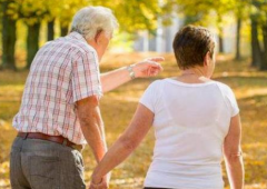 怎样预防老年人出轨 老年人发生婚外恋有哪些危害