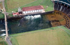 巴拿马运河全长81 • 3千米 它是世界上最大的水闸式