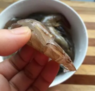 如何去除虾壳和肠线 去除虾壳和肠线的方法