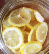 柠檬泡水喝有什么好处 柠檬泡水用新鲜的好吗