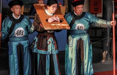 押送女囚犯时衙役们为何抢着押送