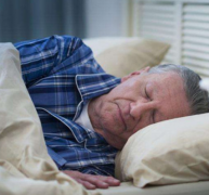 老人采取什么睡姿更利于身体健康