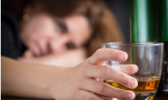吃些什么能缓解醉酒头痛 如何预防饮酒后头痛