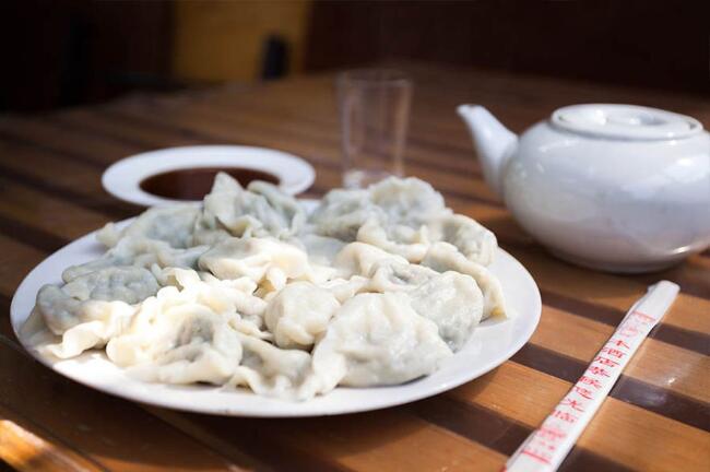 虽然净饺子看起来多菜少肉很健康，但每颗水煮饺子（不加酱汁）大概含60