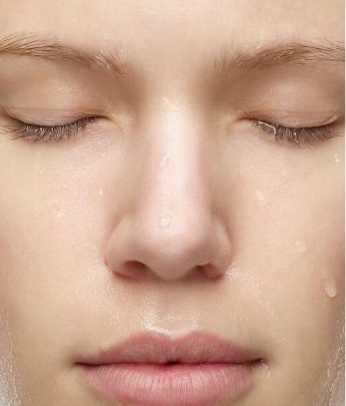 肌肤保水基底如果没有做好，容易䬷皮肤出现水油不平衡的情而况，针对