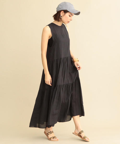 黑色连身裙搭配棒球帽