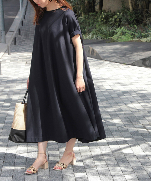 平纹布材质连身裙搭配一字带凉鞋