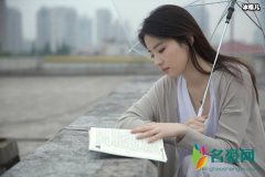 钟楚曦抢刘亦菲资源？一路作妖捆绑死活不红