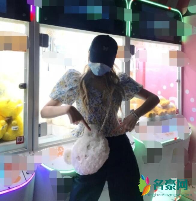 周扬青近照
