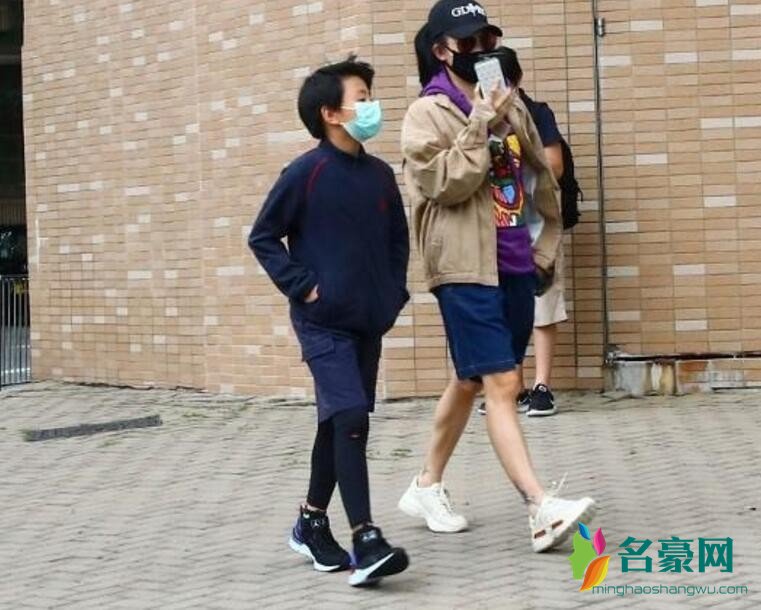 张柏芝接俩儿子放学