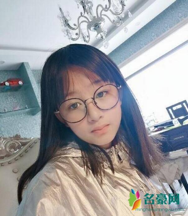 吴启华12岁女儿近照曝光