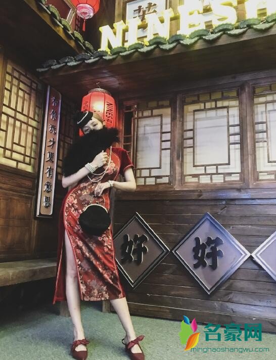 周扬青穿旗袍秀身材