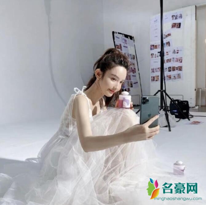 张大奕晒婚纱照