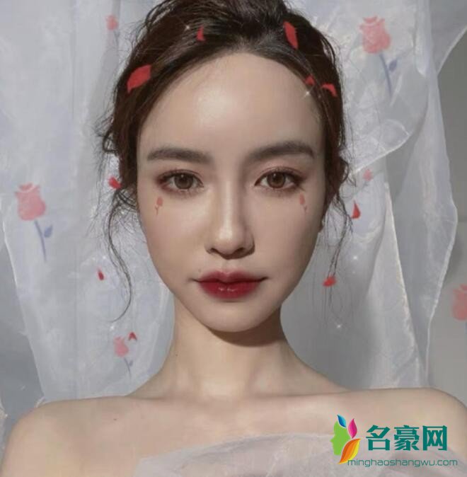 张大奕晒婚纱照