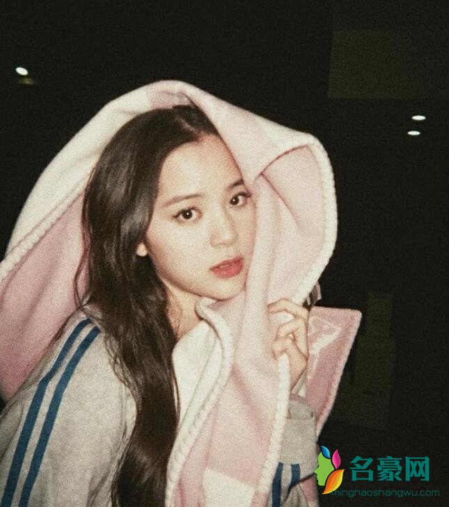 欧阳娜娜演绎复古胶片风