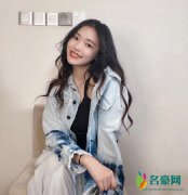 林允分享初夏美照 对镜歪头露笑又甜又美