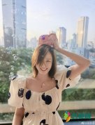 陈乔恩玩泡泡机场景梦幻 对镜甜笑十分梦幻可人