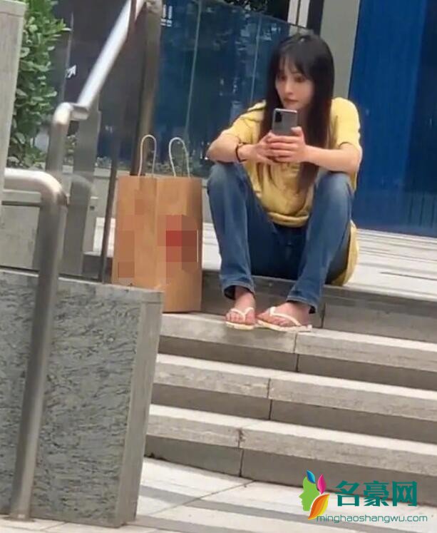 郑爽坐路边自拍