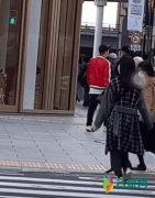 王思聪逛街不戴口罩 在日本坚持露出真容人群中显