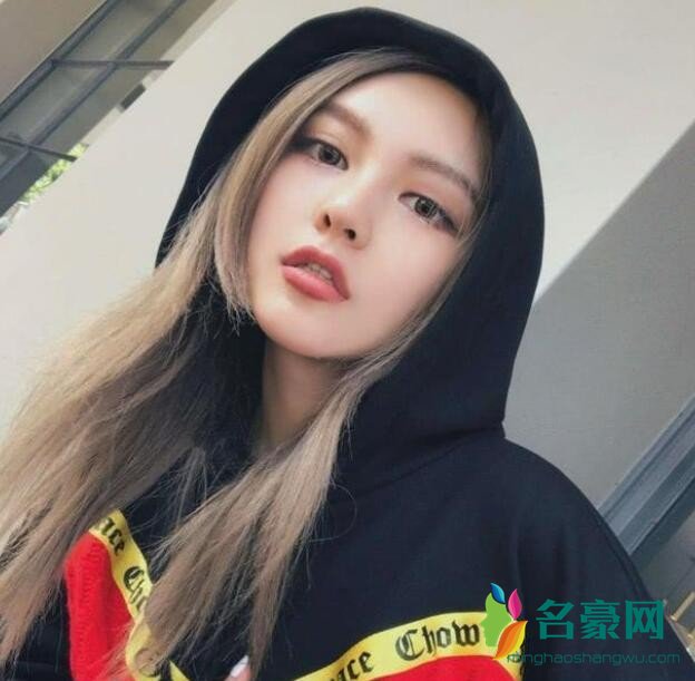 周扬青照片