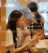 Baby小海绵吃汉堡 全程看着儿子吃汉堡画面有爱