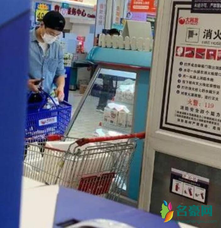 高云翔回国后逛超市