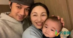 古巨基晒一家三口 夫妇俩亲吻宝宝画面充满温馨感