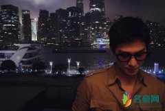杨洋开工晒江畔放风照 寸头发型酷帅十足熟男魅力