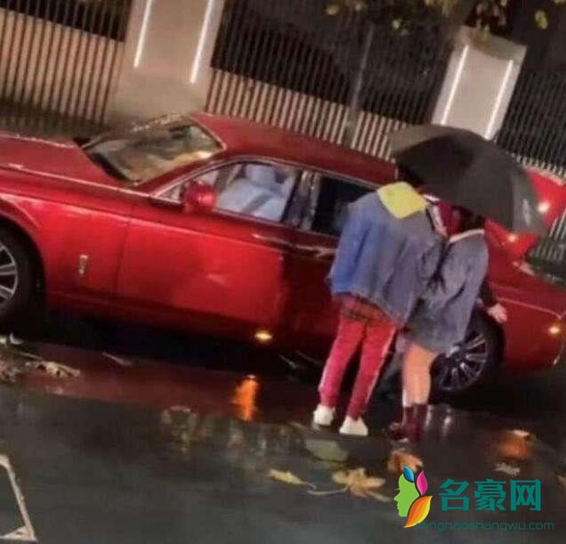 王思聪雨天约会