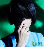 李宇春齐刘海长发造型登上《时尚芭莎》封面 浓妆