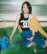 周迅半披外套写真太好看 自带发光体质显个性