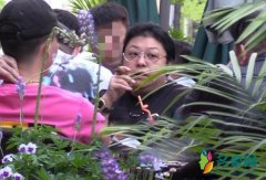韩红与好友室外聚餐 抽雪茄与友人聊天休闲自在