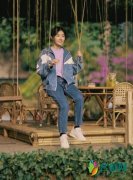 张子枫花海写真 闲适地漫步其间尽显年少胜意