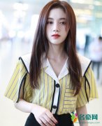 鞠婧祎现身机场 清新甜美轻咬嘴唇神仙颜值美Cry