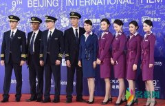 《中国机长》高空举办首映 整剧的工作人员十分帅