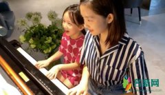 黄多多和妹妹四手联弹 两人默契弹奏画面十分养眼