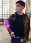 李易峰直播轧马路 在线劝架被调侃：热心市民老李