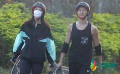 洪金宝次子现身街头 与小17岁女友玩滑板互动甜蜜